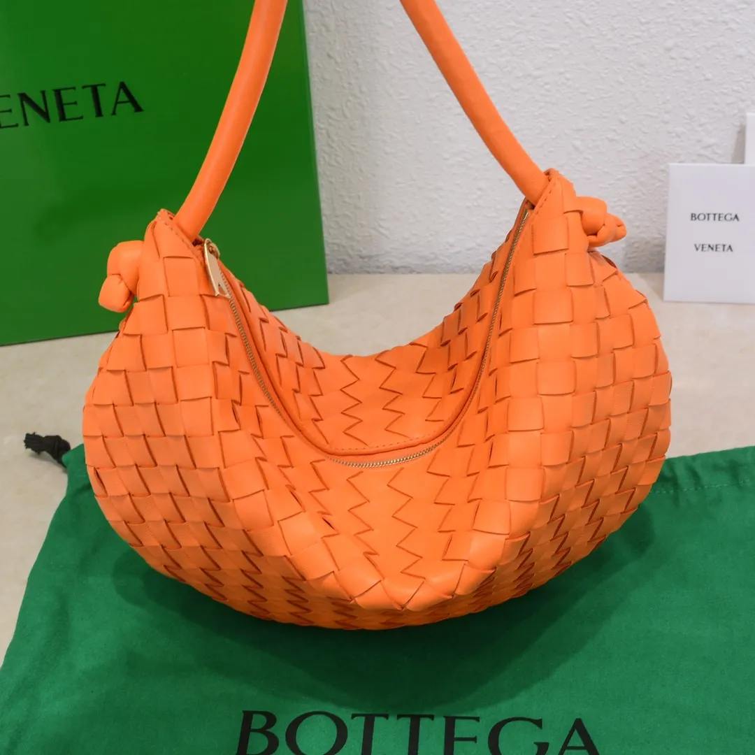 Batch 1260 BV has released a new product. TURN # Recommended new popular style is still the classic woven logo that we can recognize at a glance. It is really a unique style that is familiar and unfamiliar! Made of sheepskin woven with beautiful gold beads on the shoulder straps for free adjustment. When in use, you can switch between the shoulder and handle bag at will. It has a concave and convex shape anytime and anywhere. It is a practical king with a unique personality. With the right color combination, it can be sweet or salty. It is full of style. Summer catwalk style is beautiful. Pull it out quickly. Size: 40*3*24, model: 6699-3#